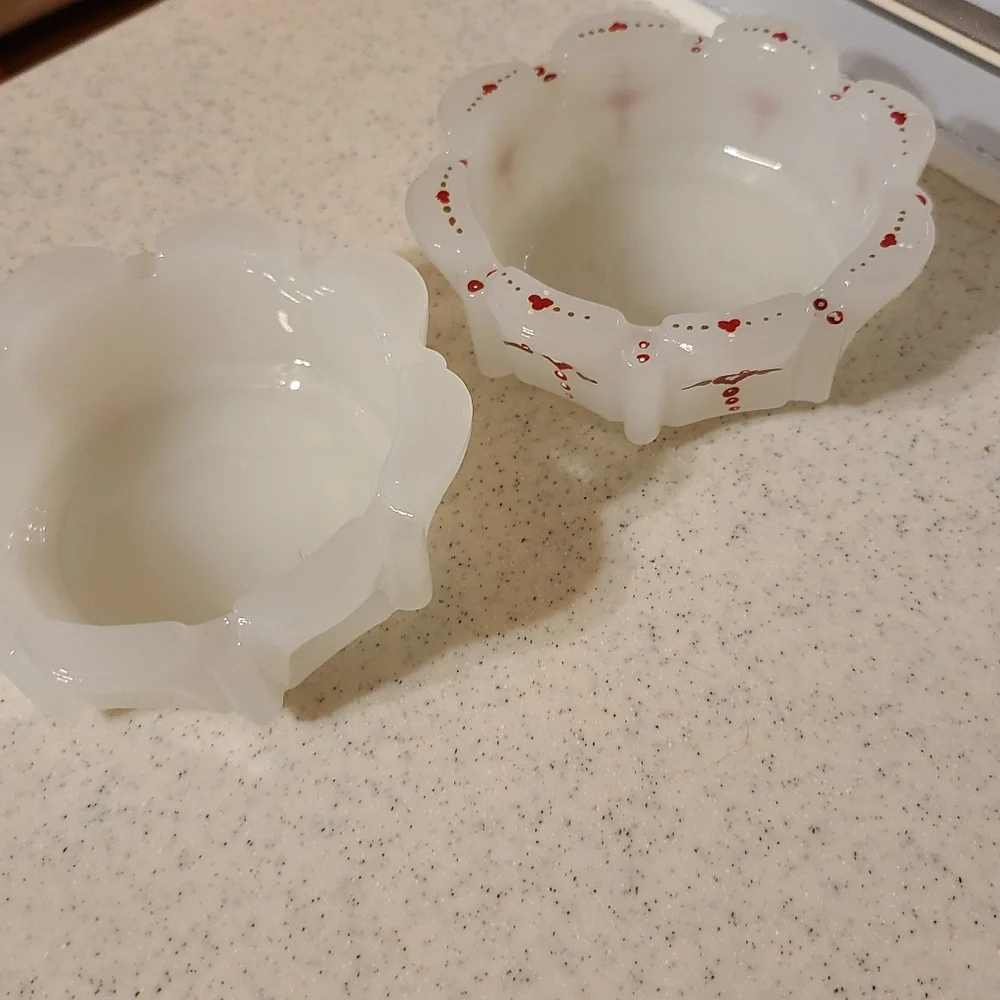 White and Floral Scalloped Ashtrays For.sale